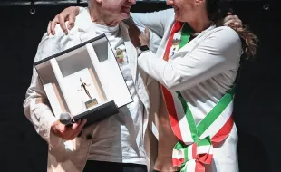 Olivier Assayas e il Sindaco di Fiesole Cristina Scaletti.jpg